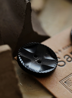 SAMA Thorough 内凹十字交叉暗黑酷天然设计新款异形大衣牛角扣