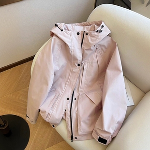 胖mm宽松显瘦连帽冲锋衣 运动休闲外套女春季 特大码 甜美风粉色工装