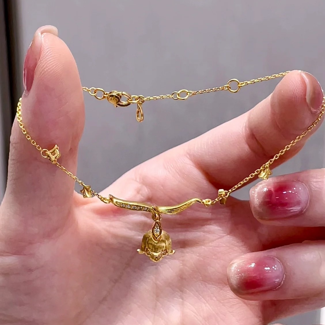周大福代购 铃兰系列黄金钻石铃兰花足金镶钻手链 专柜正品RU1348图片