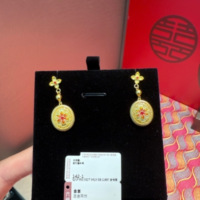 六福珠宝代购 福满传家系列鎏彩花罗盘足金黄金耳饰 新款专柜正品