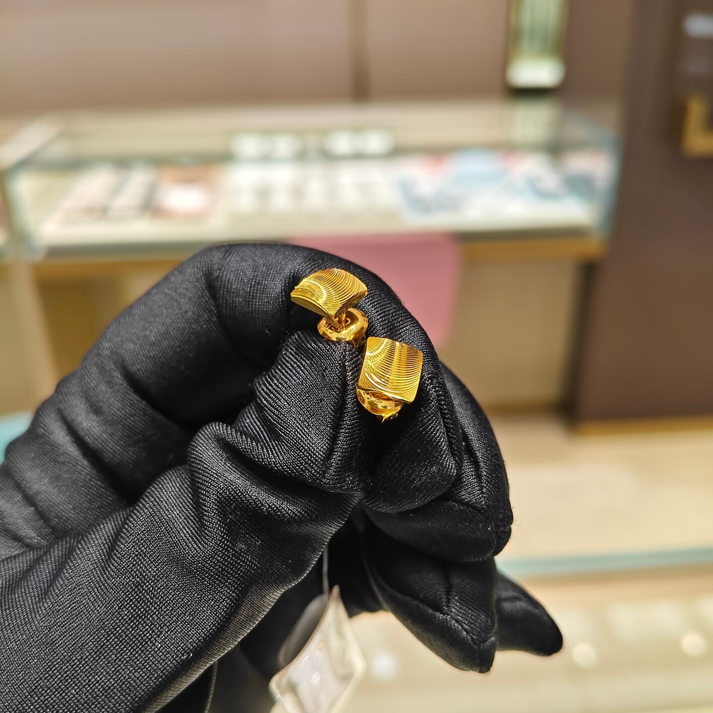 周大福耳饰代购 ING系列爆闪猫眼纹小方糖足金黄金耳钉女计价克减图片