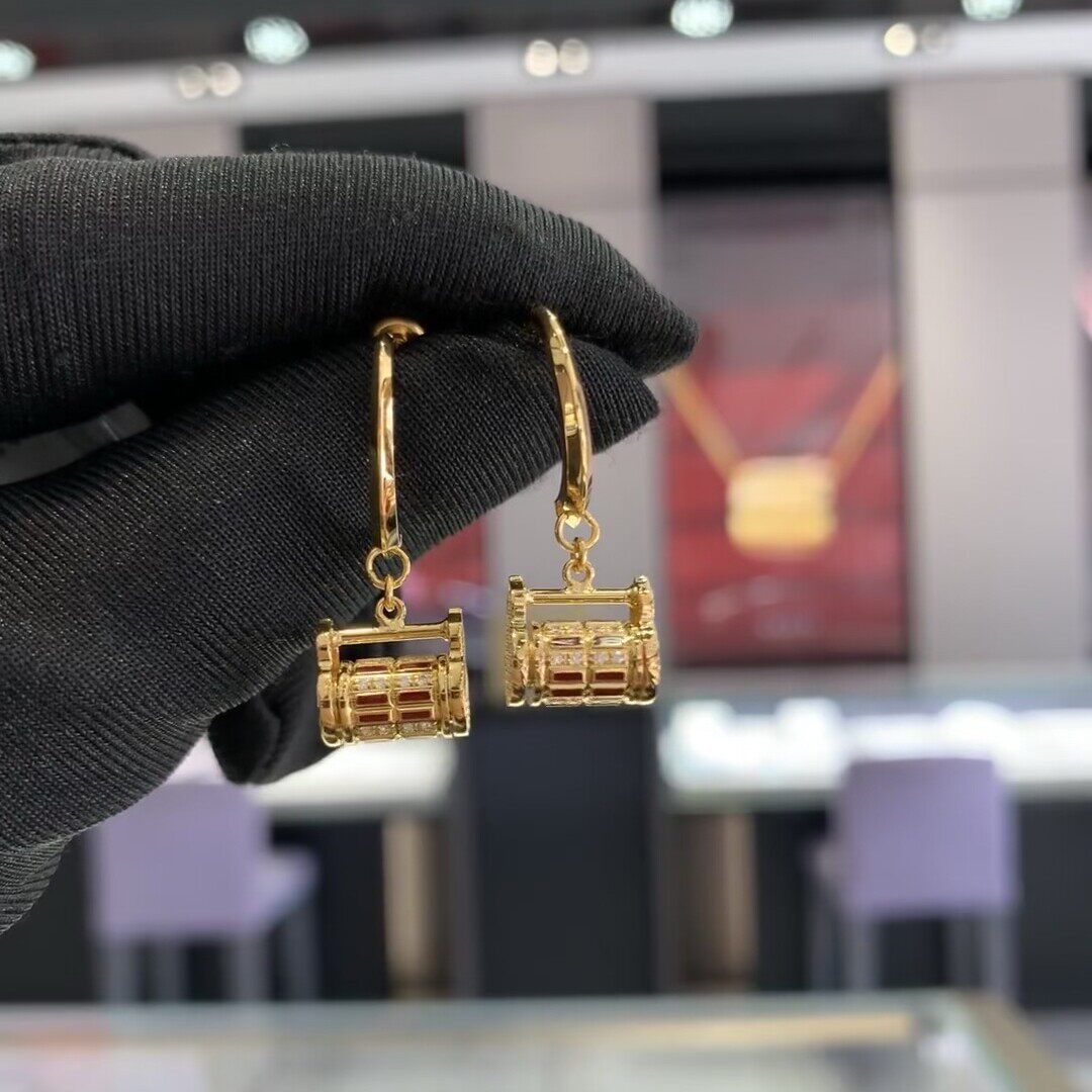 周大福代购 传喜系列鎏彩喜锁锁包足金黄金耳钉耳饰女 新款RU1244