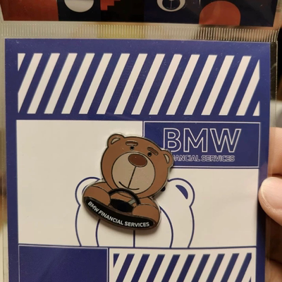 宝马小熊徽章宝马熊徽章BMW宝马金融驾趣bava徽章胸针
