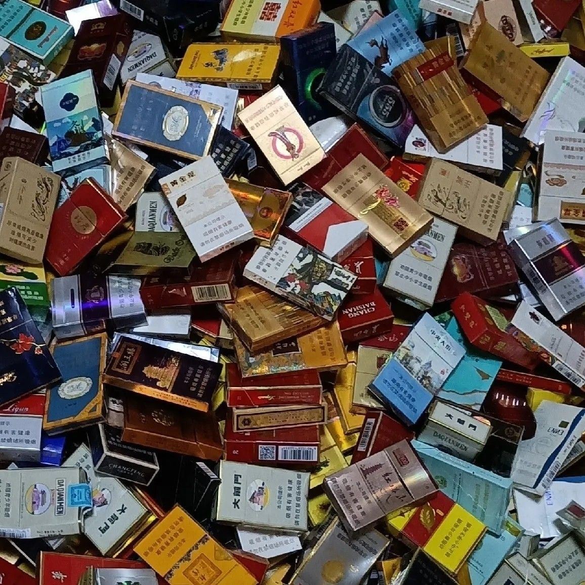 空盒烟盒收藏30种不同硬盒随机发有精品,可做呸呸卡经典道具模型