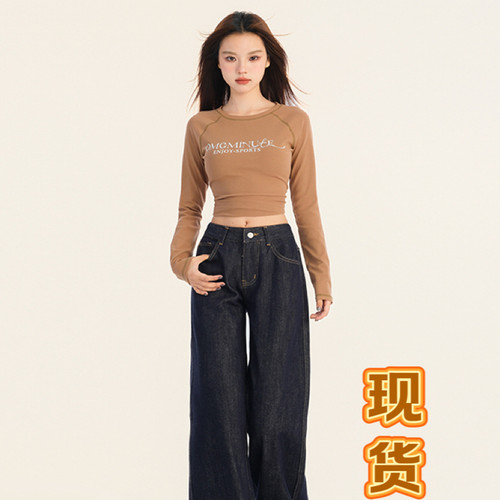 丹宁深蓝色不贴腿微喇叭牛仔裤女