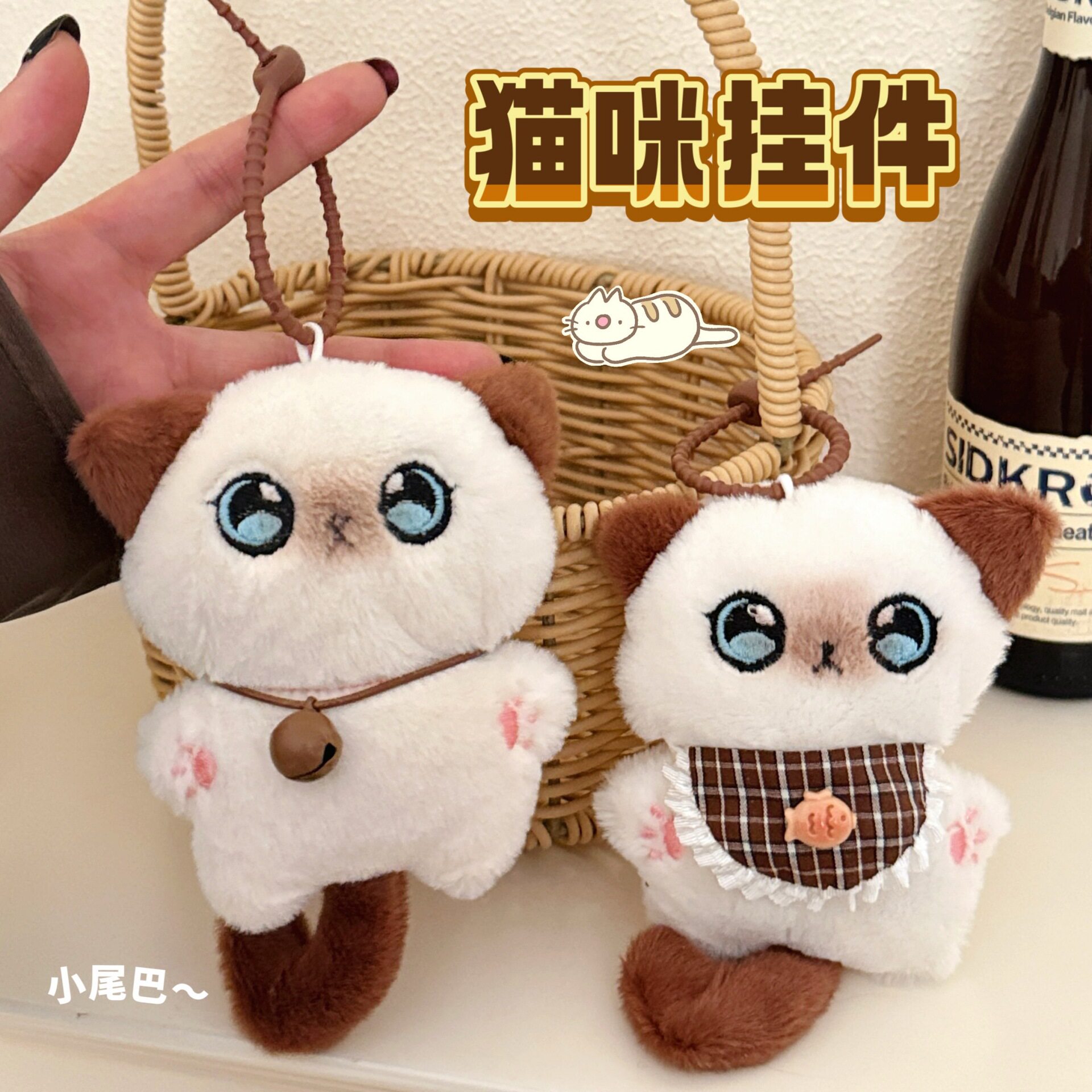 新年围兜毛绒公仔小猫装饰挂件铃铛钥匙扣吱吱叫玩偶挂饰可爱背包