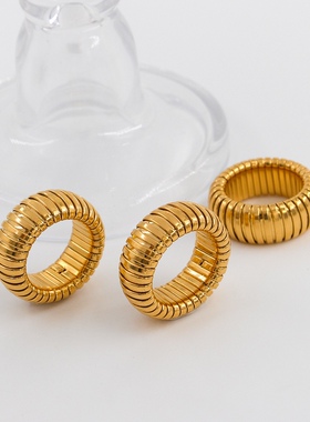 金色弹力蛇骨戒指女欧美小众时尚轻奢金属不掉色宽圆环男女食指环