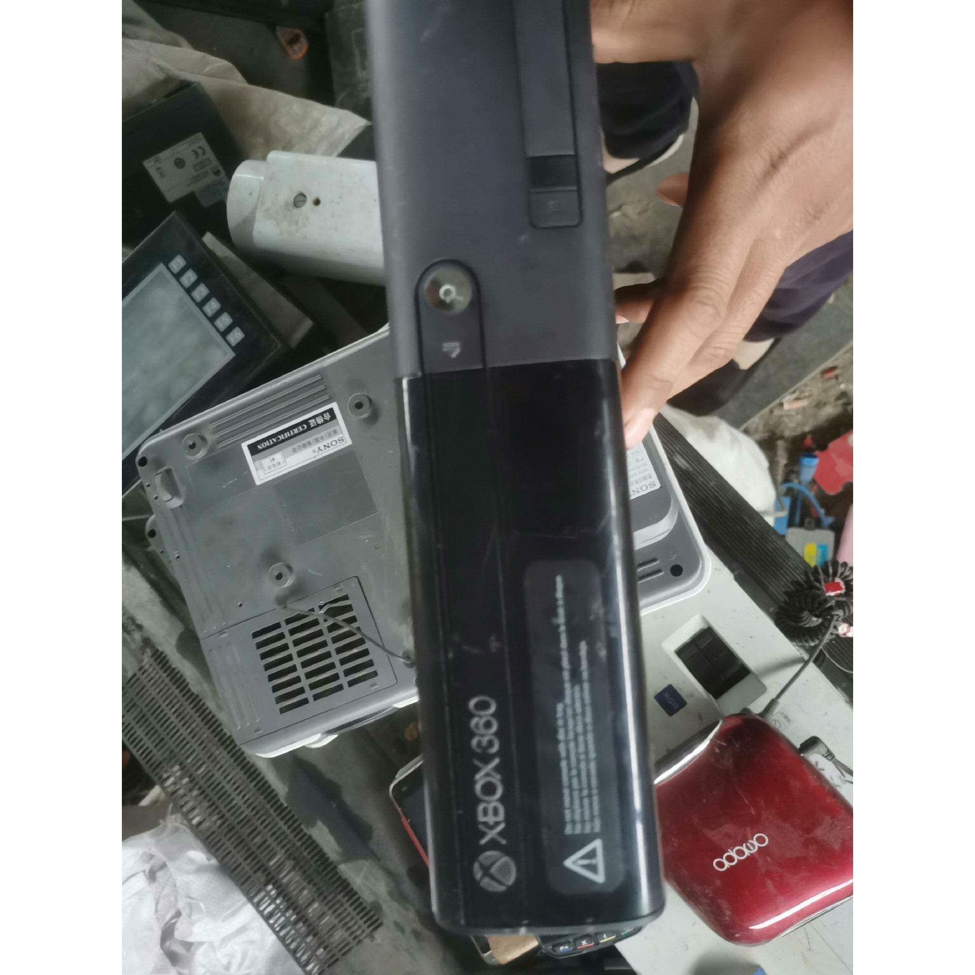 XBOX360 E版，没有电源线，如图所示，当配件