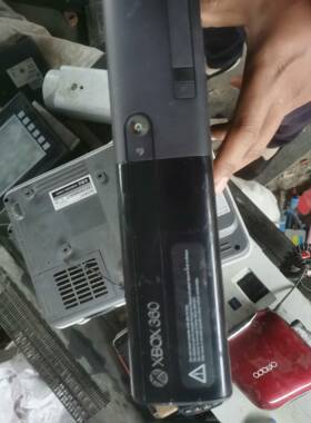 XBOX360 E版，没有电源线，如图所示，当配件