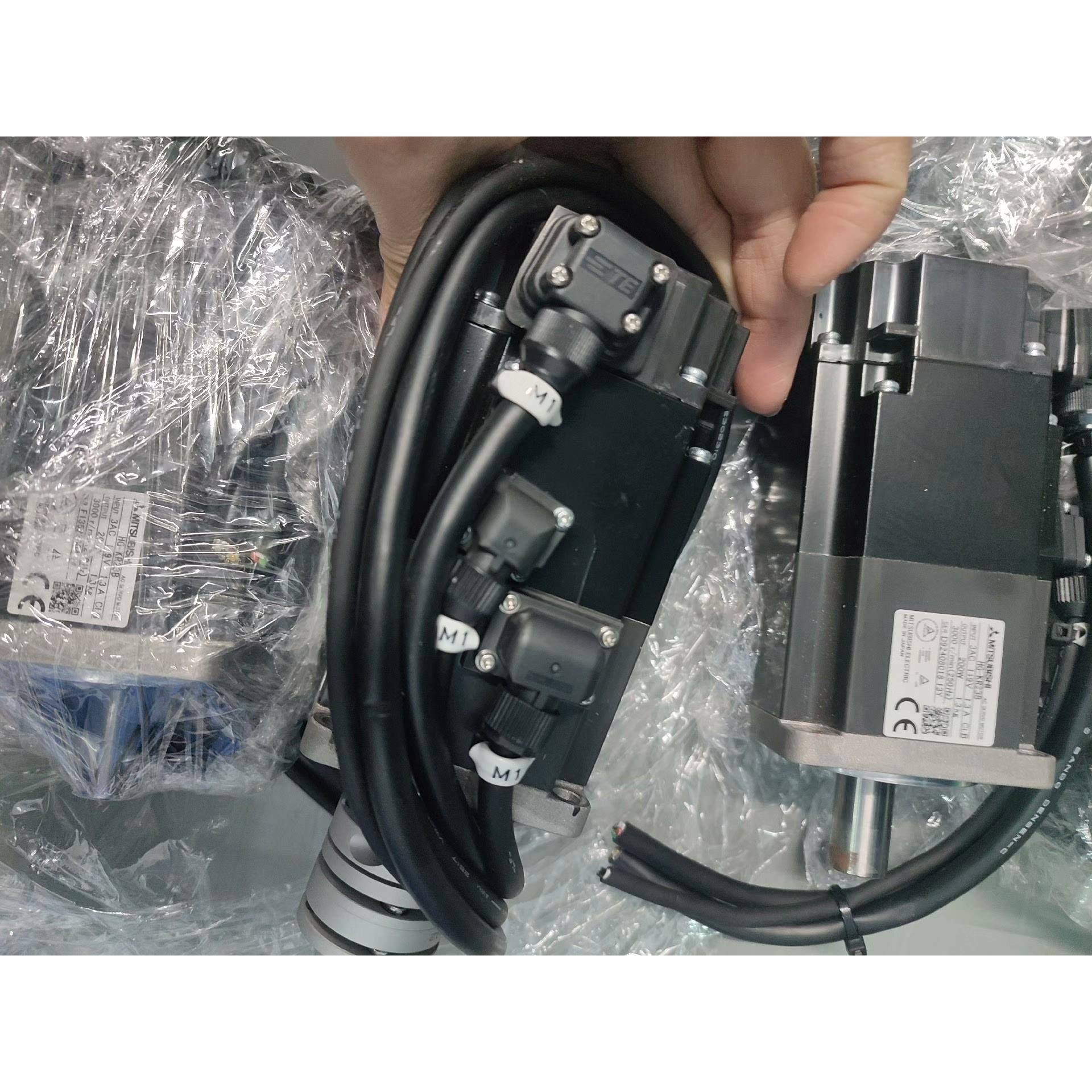 电机HG-KR23B W200，，外观如图，