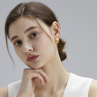 CE字母耳钉高版本黄铜圆球金属拉丝冷淡风925银针防过敏复古耳环