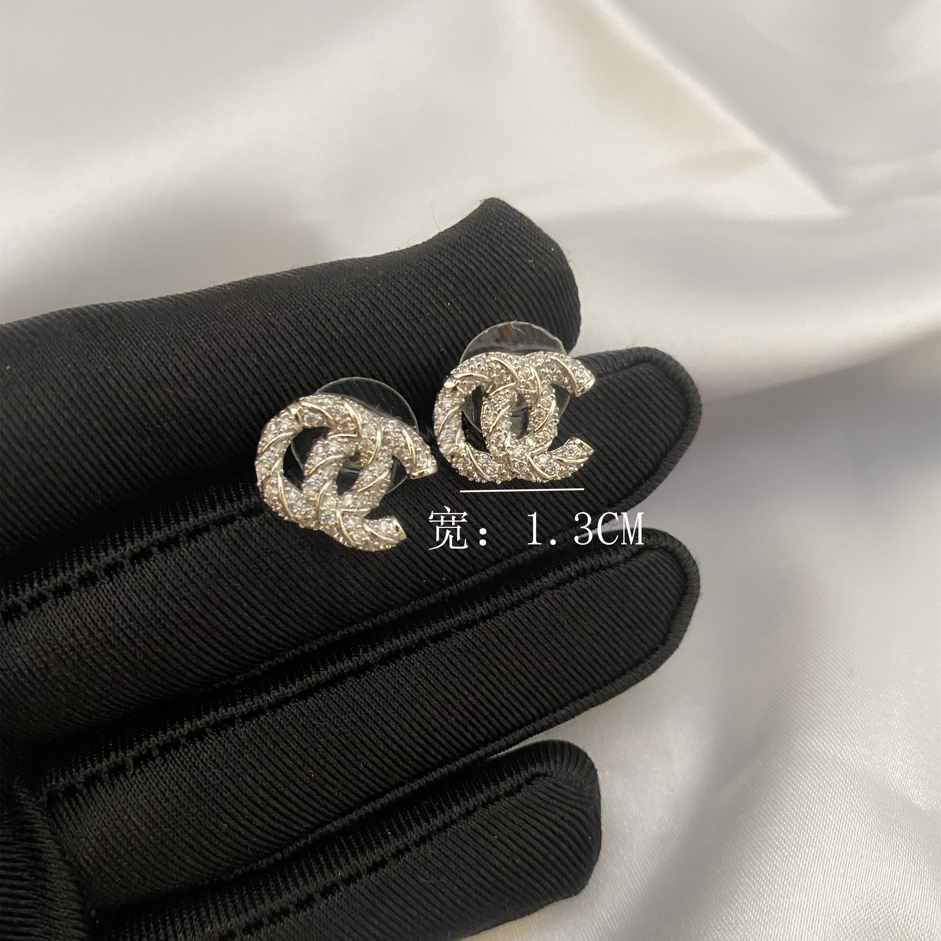 CD迷你耳钉女纽纹字母简约镶钻超闪925银针明星Baby同款百搭耳环,饰品/流行首饰/时尚饰品新,耳钉,淘宝优惠券,粉丝福利购,淘宝优惠卷