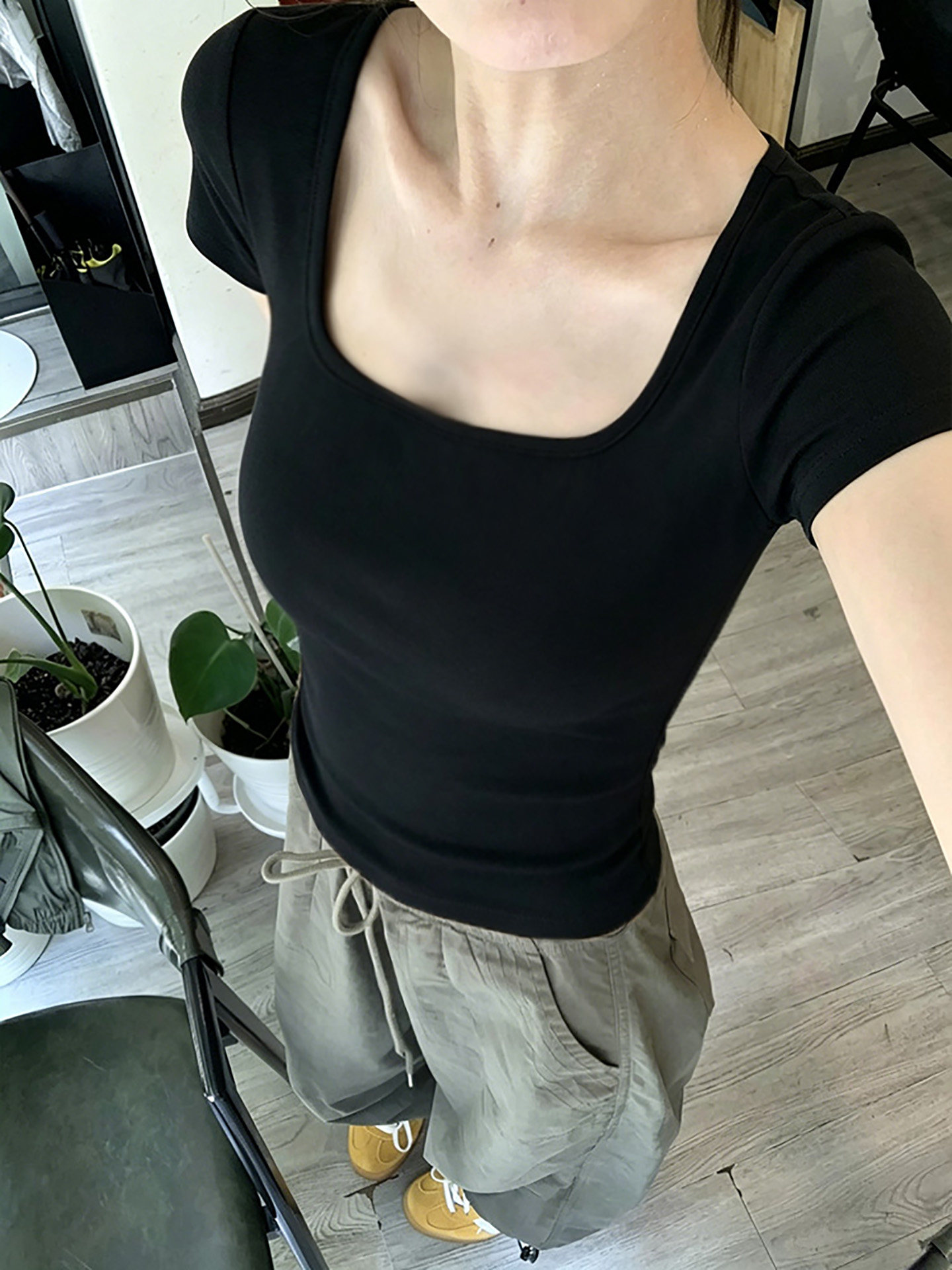 Qadın qara slim-fit U-boyunlu yay fутболка