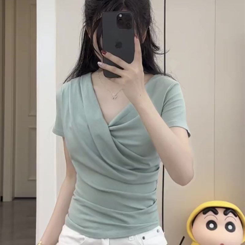 速发季码设计感小众交叉V领T恤夏质装收腰气大褶皱短款上衣