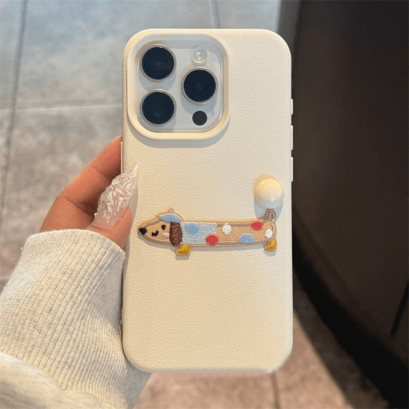可爱简约刺绣腊肠狗适用苹果16promax手机壳情侣iPhone14新款16pro小众11硅胶13女12立体小球14pro全包防摔套