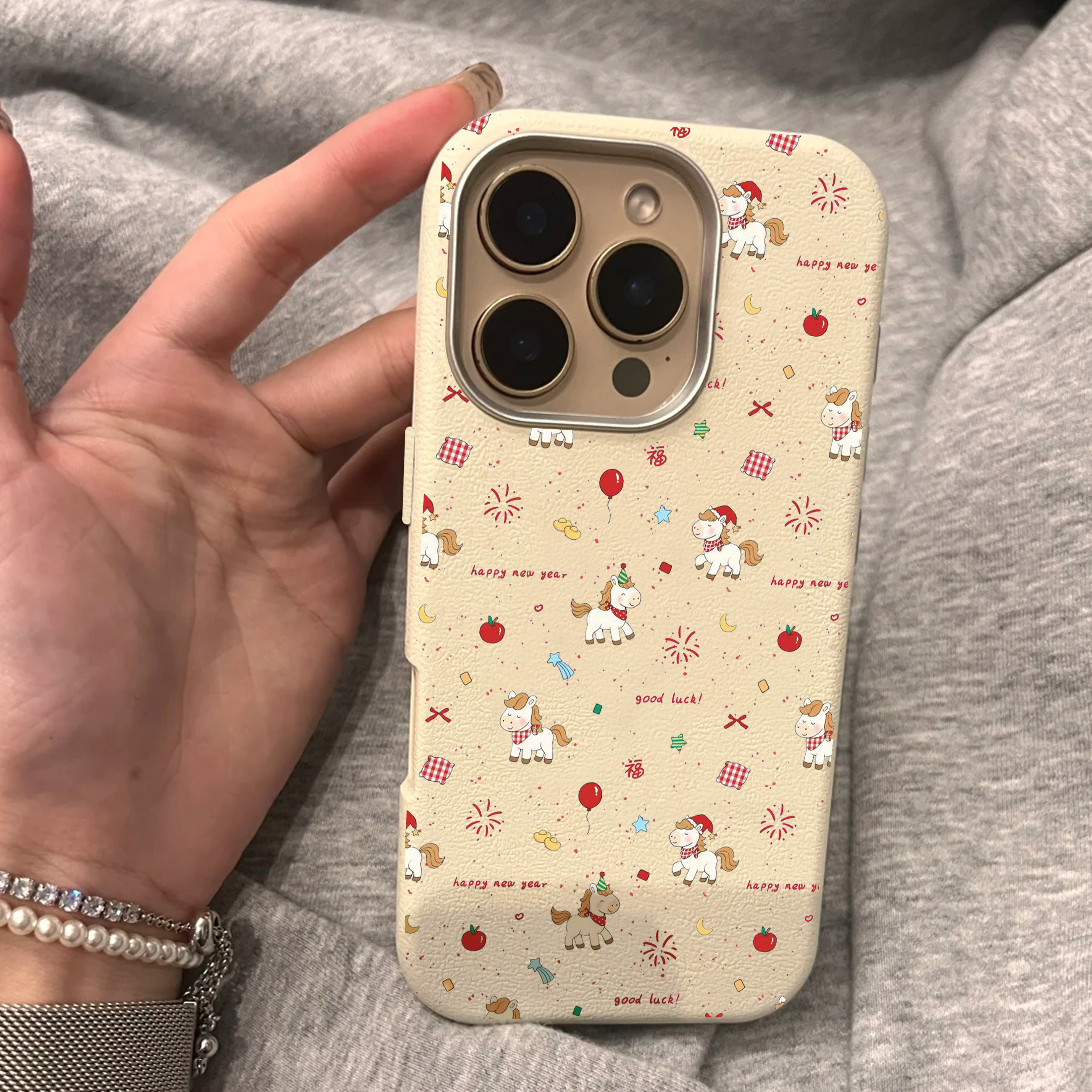 满屏新年小马适用苹果17promax手机壳iphone16pro新款皮纹金属框13/14高级感12个性17保护套15promax全包防摔