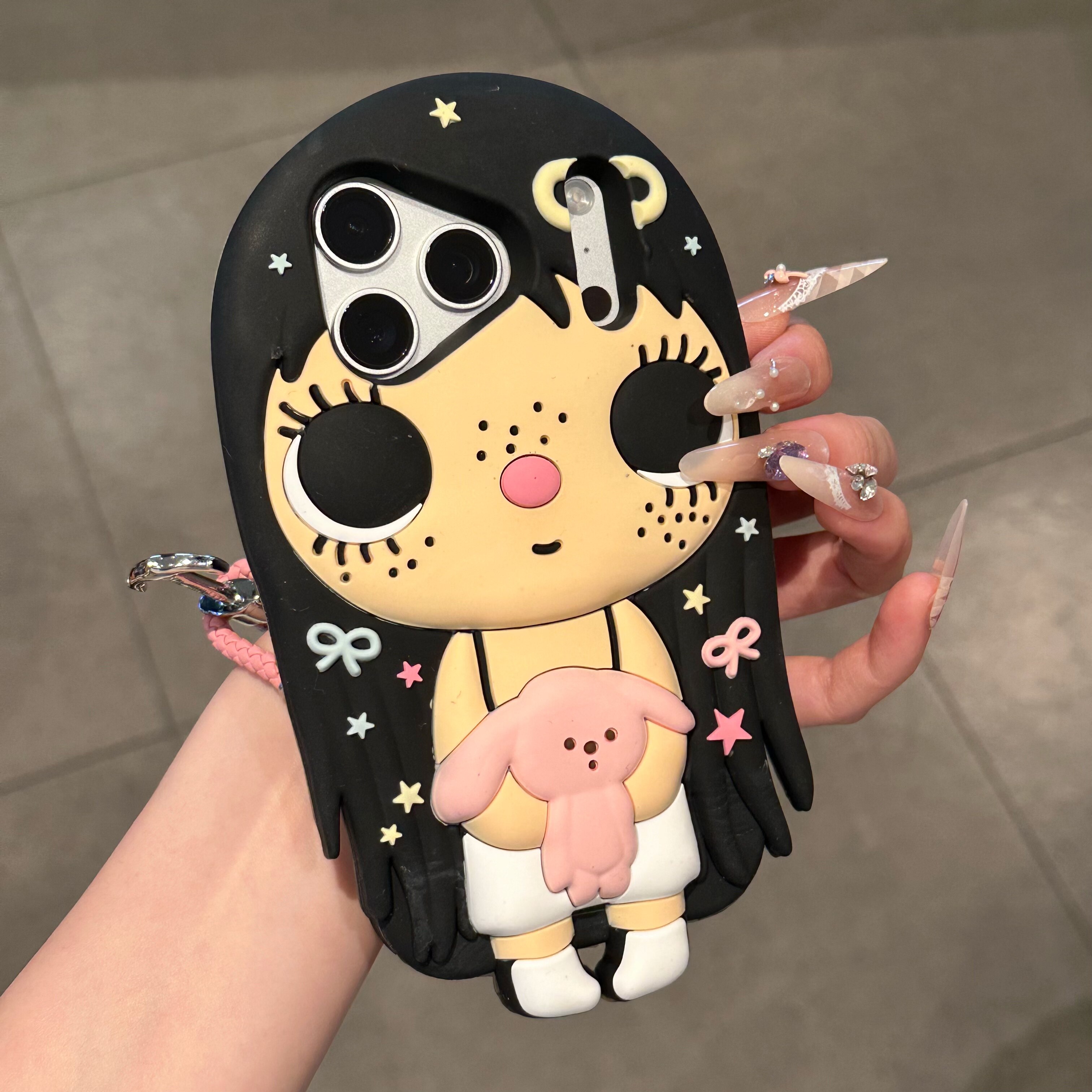 日系可爱大脸抱熊黑发小玉硅胶适用苹果iphone17promax手机壳16pro少女心15pro防摔软14保护套17pro新款13/14