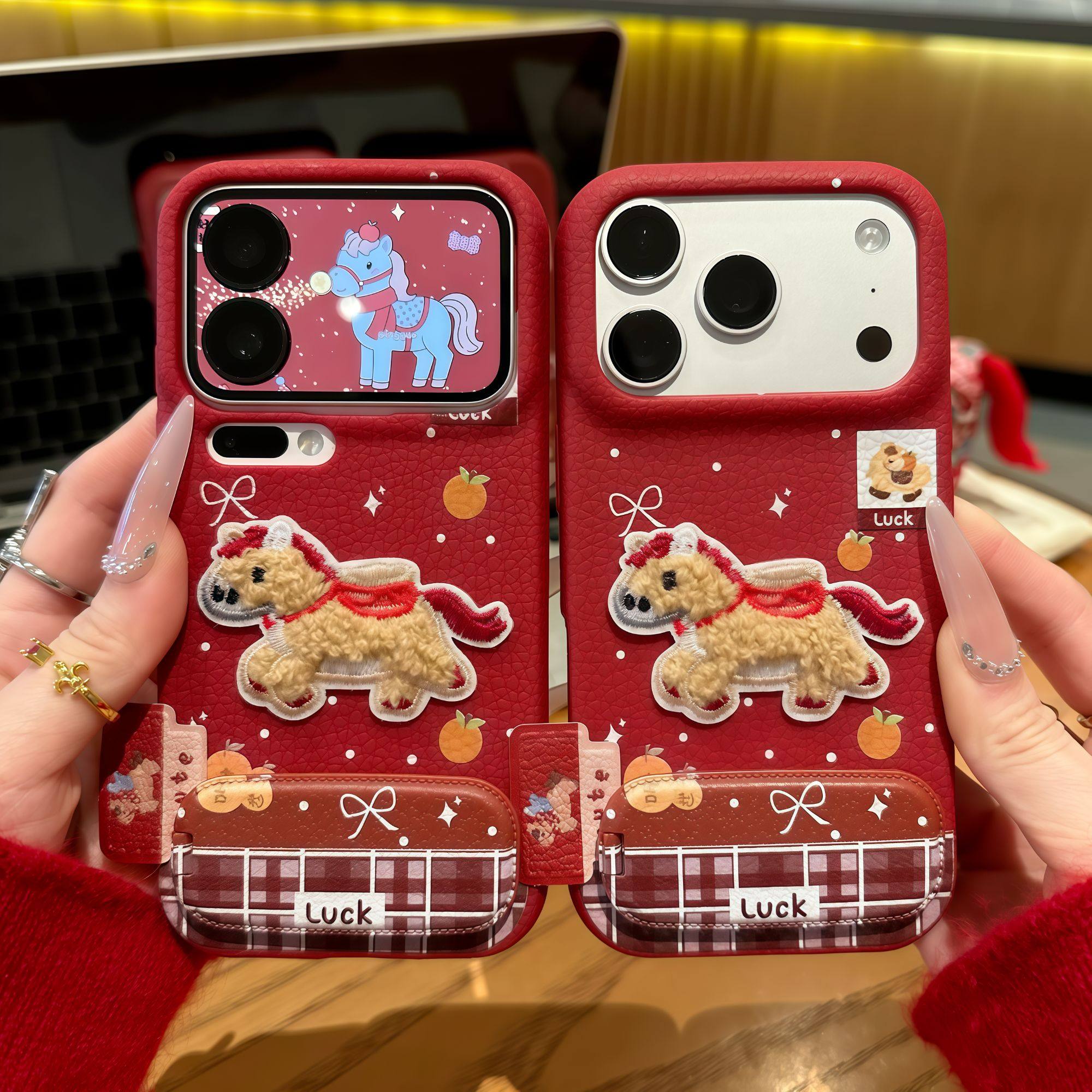 新年红luck小福马适用iPhone17promax苹果16pro手机壳华为Pura70新款镜面支架400皮纹vivox200刺绣小米17Pro