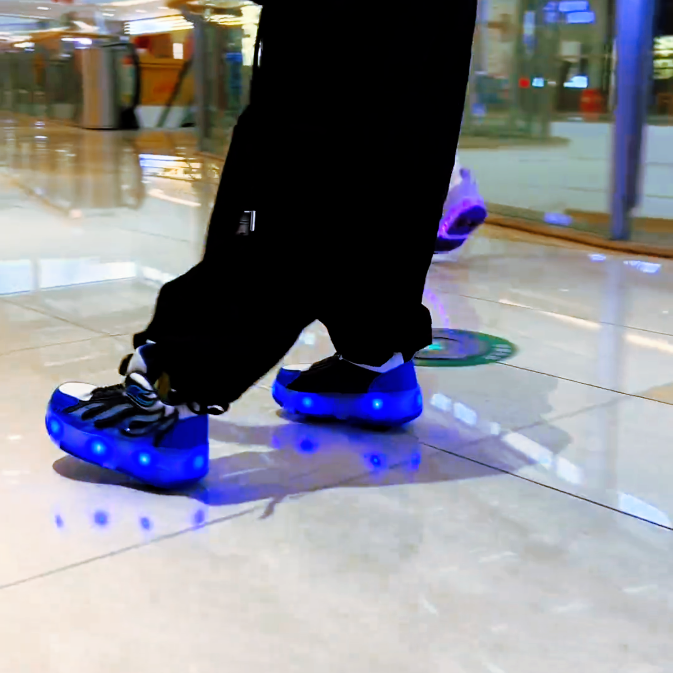 轮滑鞋便宜儿童四轮暴走鞋批发女童隐形收缩轮滑鞋男学生代步神器