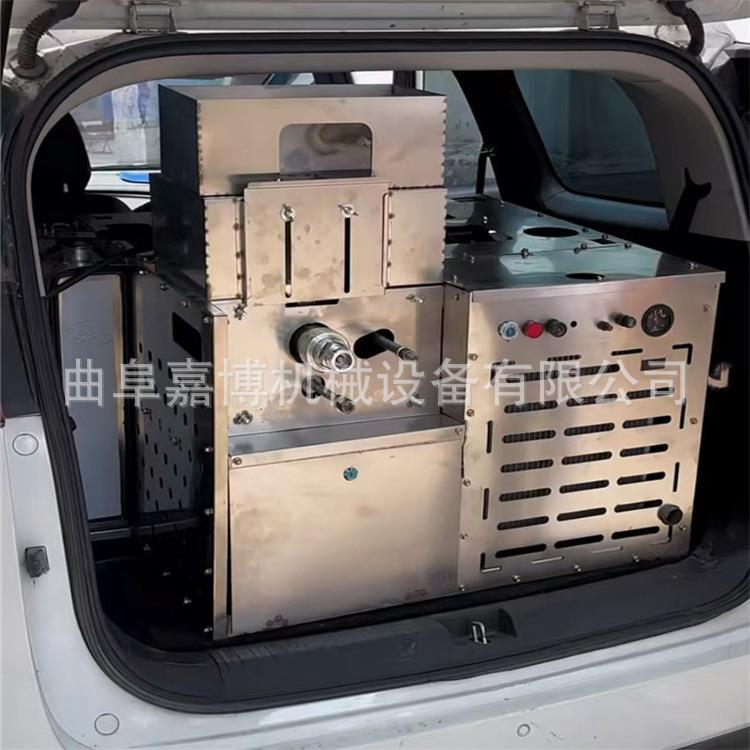 放在面包车上的四缸绿豆酥机 玉米颗粒膨化机 12种花型玉米花机