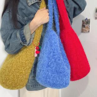 2025秋冬新款黄果树毛绒绒软糯单肩斜挎背包新款百搭水桶包