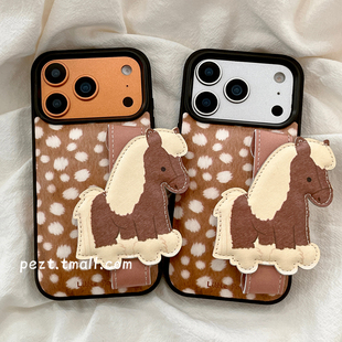 可爱卡通腕带小马适用苹果17手机壳马年iphone16promax秋冬皮质17promax新款15Pro防摔14萌系16女款13保护套