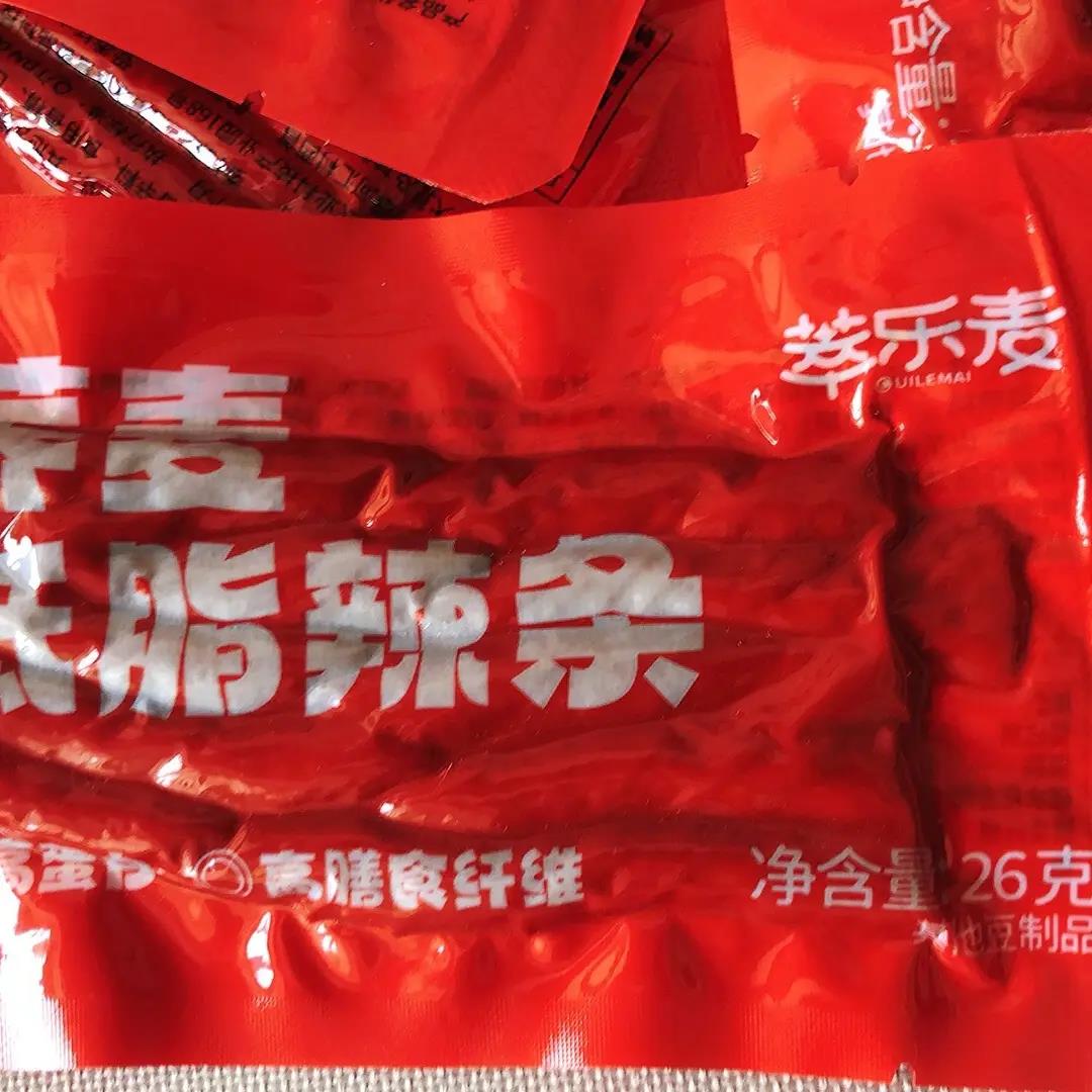 高蛋白荞麦低脂辣条高膳食纤维辣棒网红解馋无糖精怀旧小袋零食品