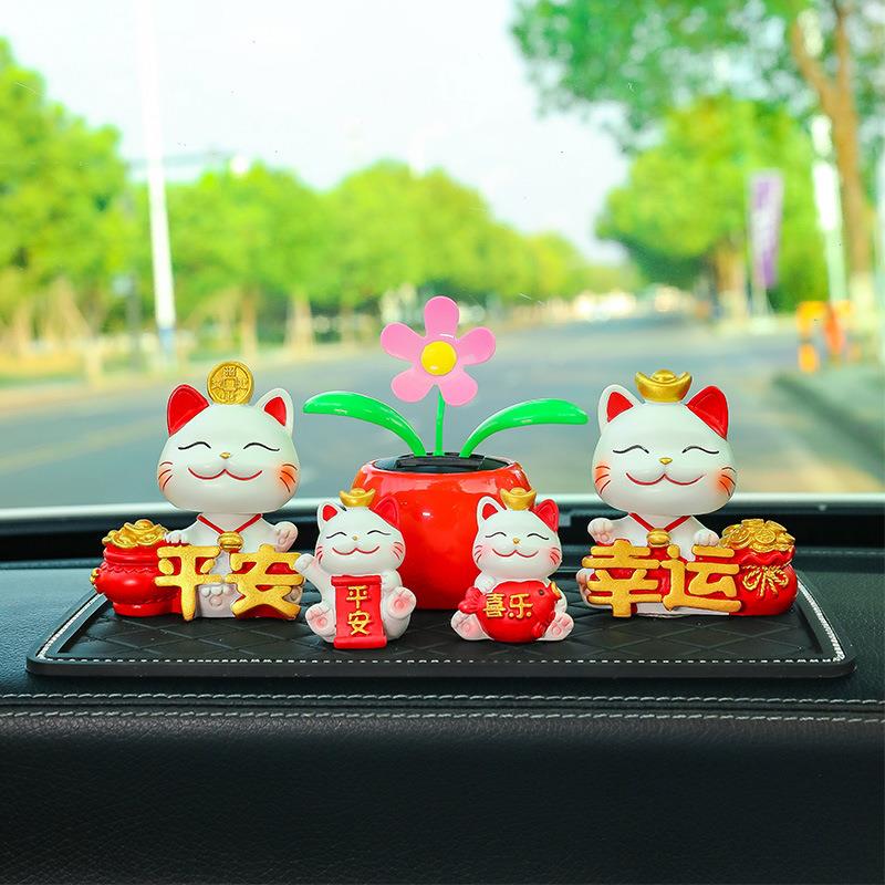 招财猫汽车摆件新款创意可爱太阳能车载全家福小猫小摆件可爱车饰