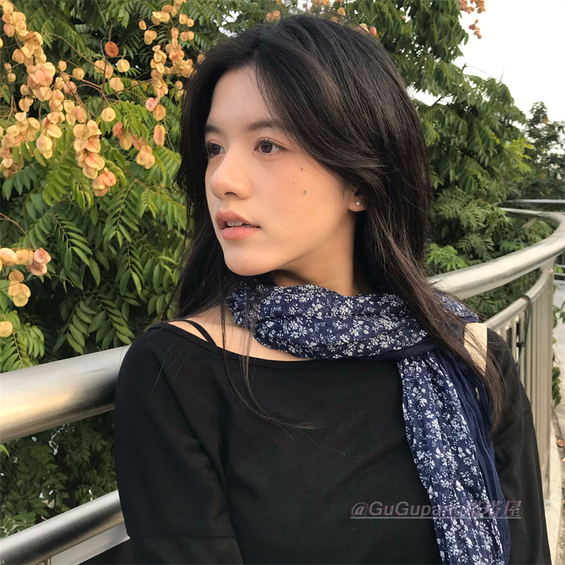 森系文艺复古蓝色碎花围巾女薄款褶皱棉麻长款丝巾披肩高级感配饰