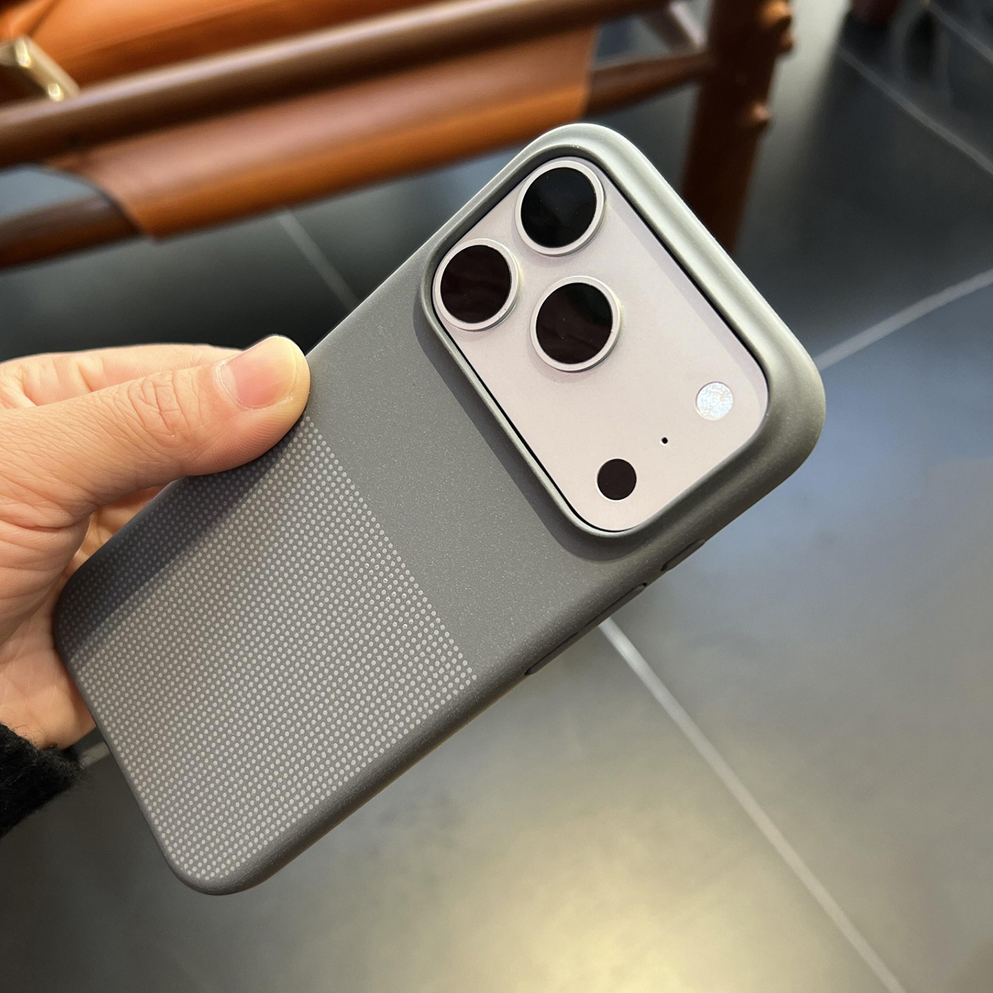 钛灰官网同款岩砂波点磁吸粗磨砂防滑适用小米苹果17promax 手机壳半包散热iPhone16/15华为mate80promax硬套