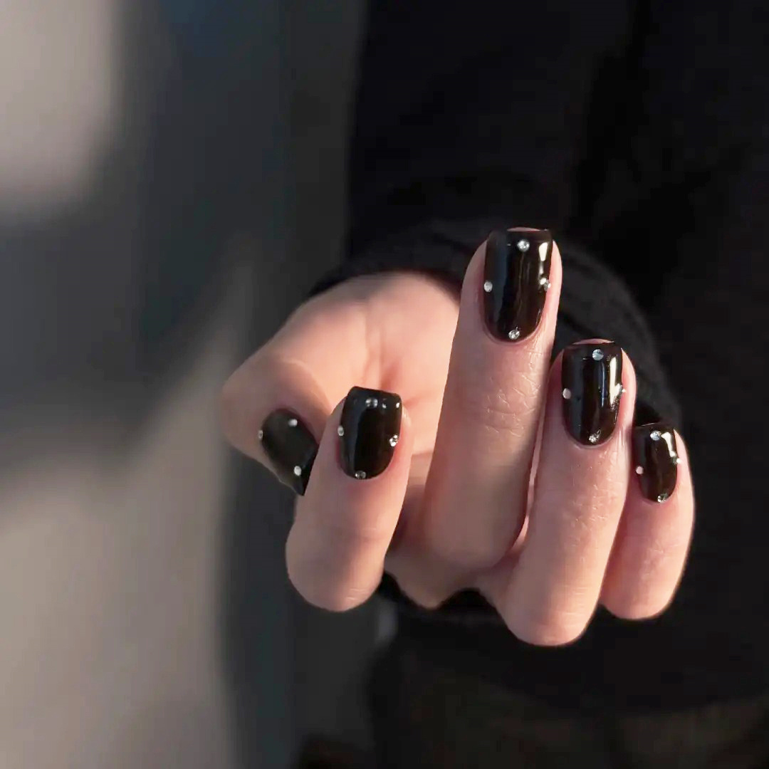 短款黑色带钻手工穿戴甲高级显白