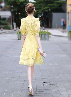 夏季温柔裙子女2021新款鲜艳鹅黄色法式收M腰显瘦镂空泡泡袖连衣