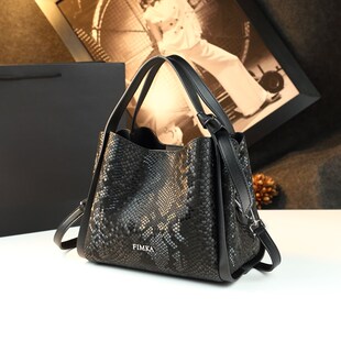 2025新款时尚精致高级感轻奢单肩斜挎包真皮水桶包中老年妈妈女包