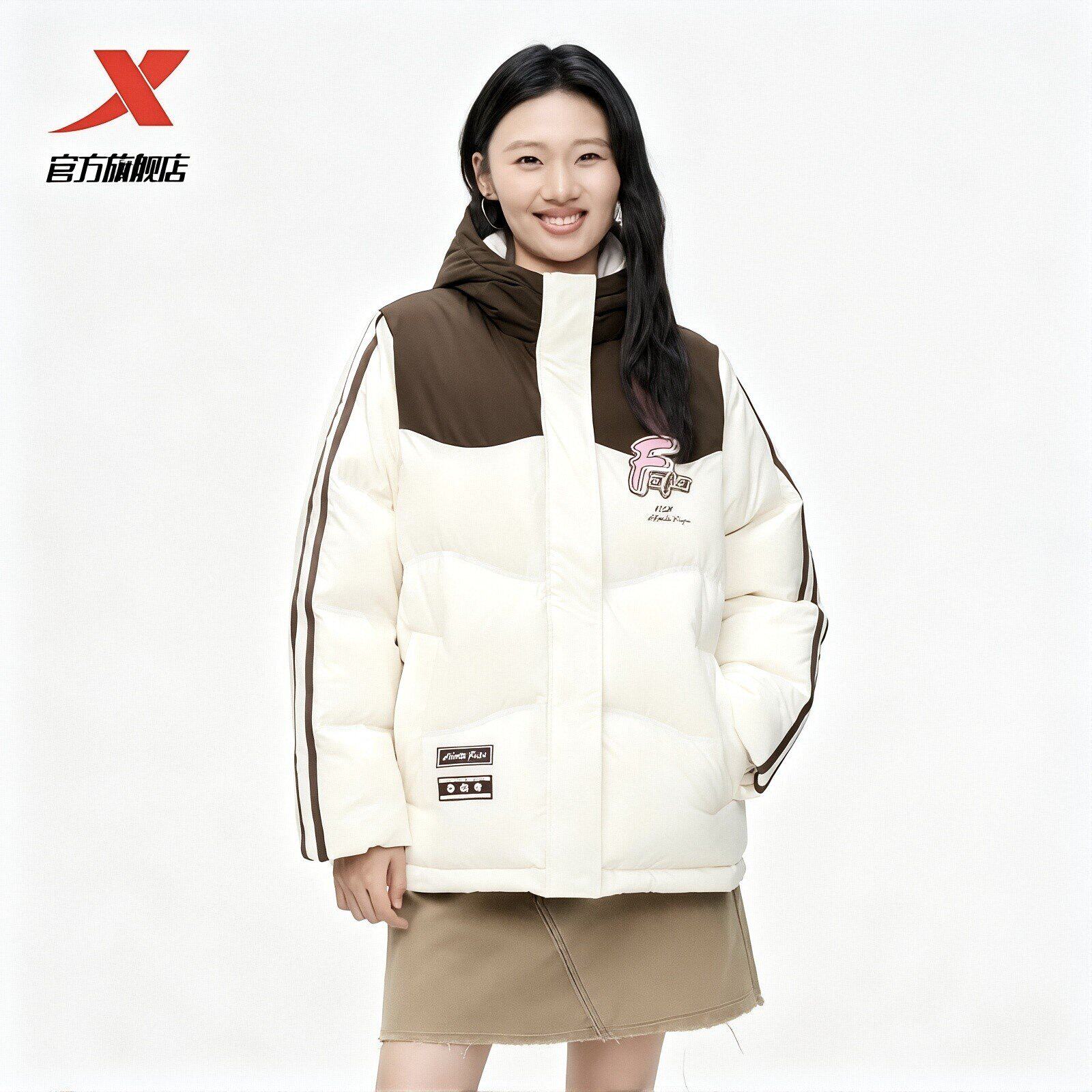 特步女款连帽中长羽绒服2025冬新款防风保暖宽松厚款拼色厚款外套