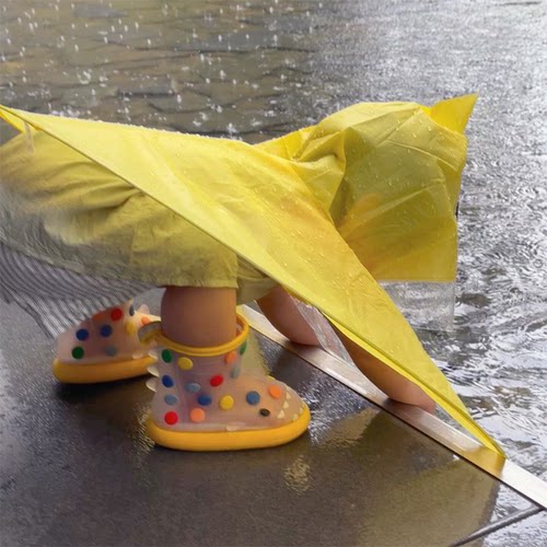 没有小朋友拒绝下雨天踩水！雨靴