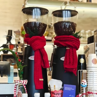 新年氛围布置装饰奶茶店咖啡机红色围巾挂饰元旦春节吧台喜庆挂件