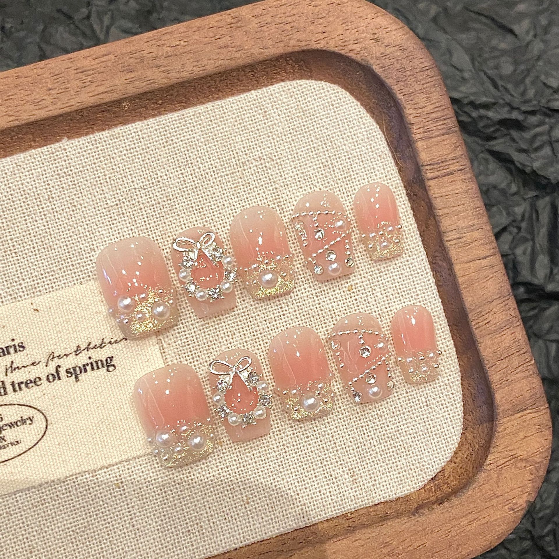 魅甲梦幻圣诞夜法式珍珠花环高级感圣诞纯手工穿戴甲成品美甲短款