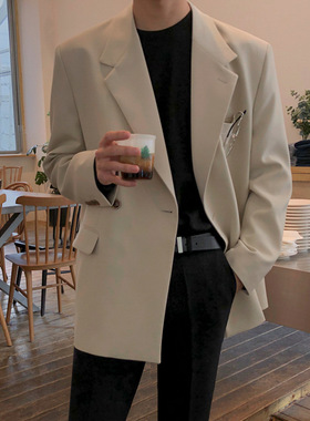 Hipster, wide-shouldered man in a suit痞帅宽肩休闲百搭西装男