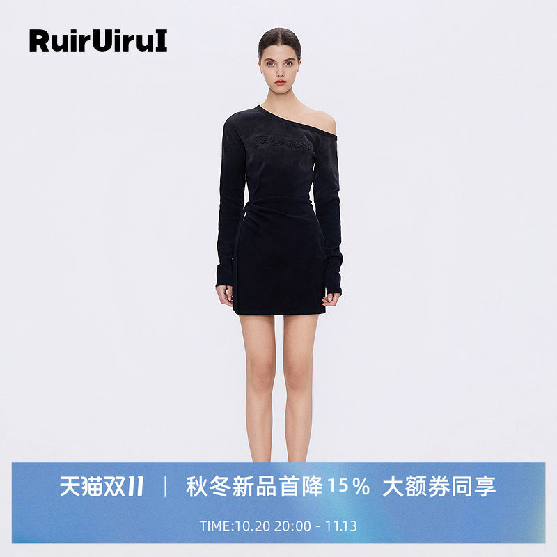 RuirUirul连衣裙26年秋新品立体压印LOGO松弛感长袖斜肩修身裙子
