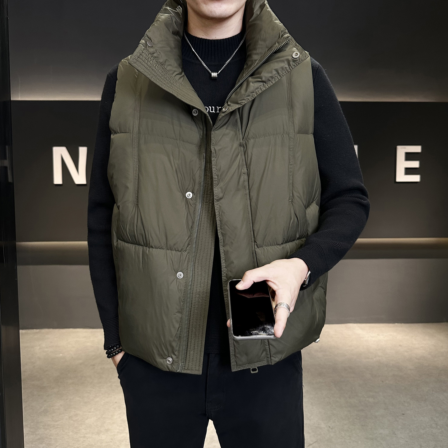 灰白色宽松立领运动羽绒服马甲男