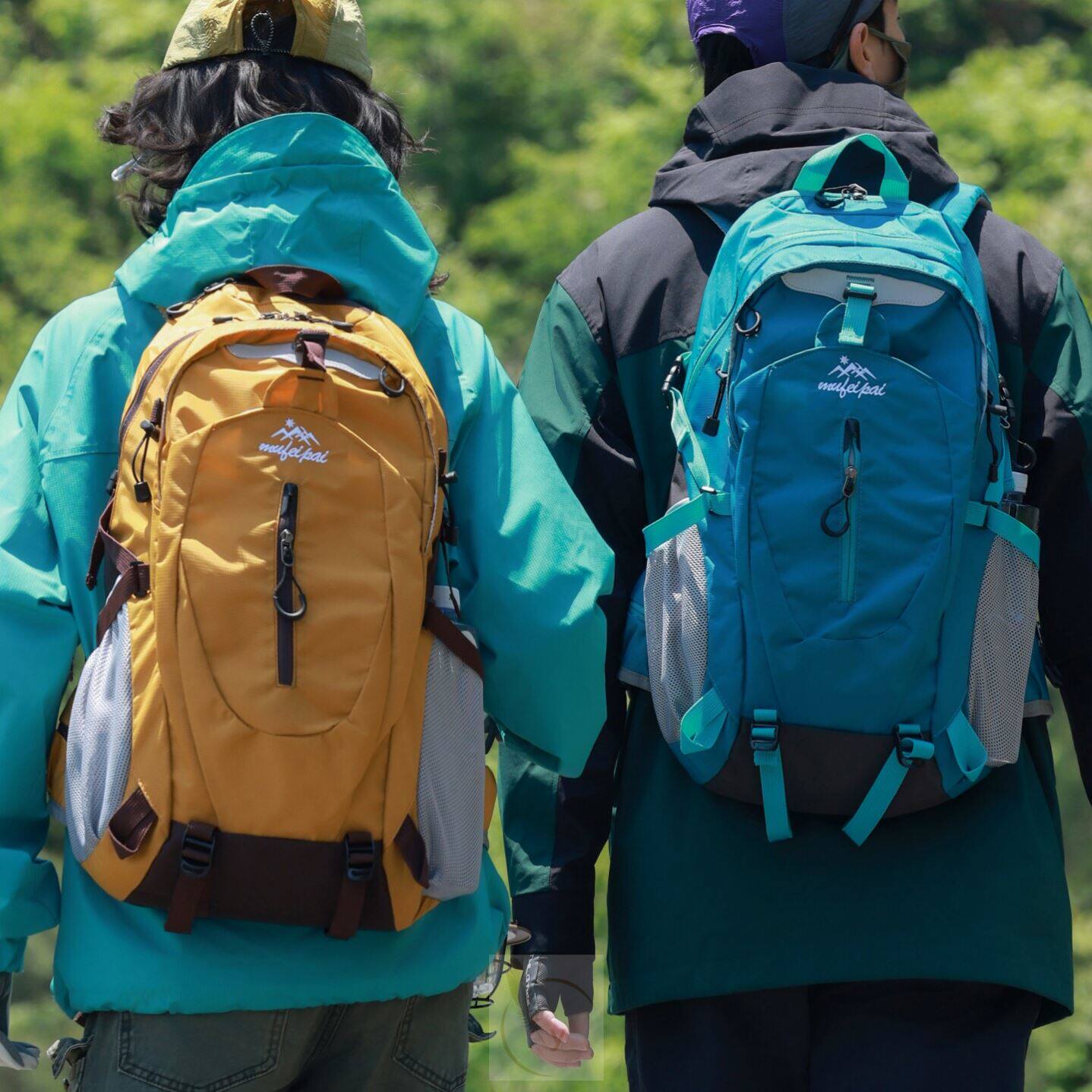 户外徒步登山包大容量轻便女运动风双肩包百搭旅行防水骑行背包男