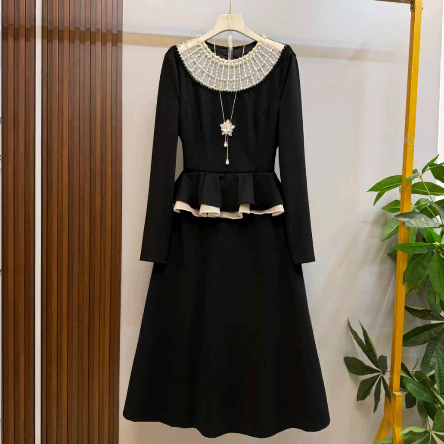 胖妹妹冬季长款大码女装连衣裙百搭假两件拼接裙子高领宽松小黑裙