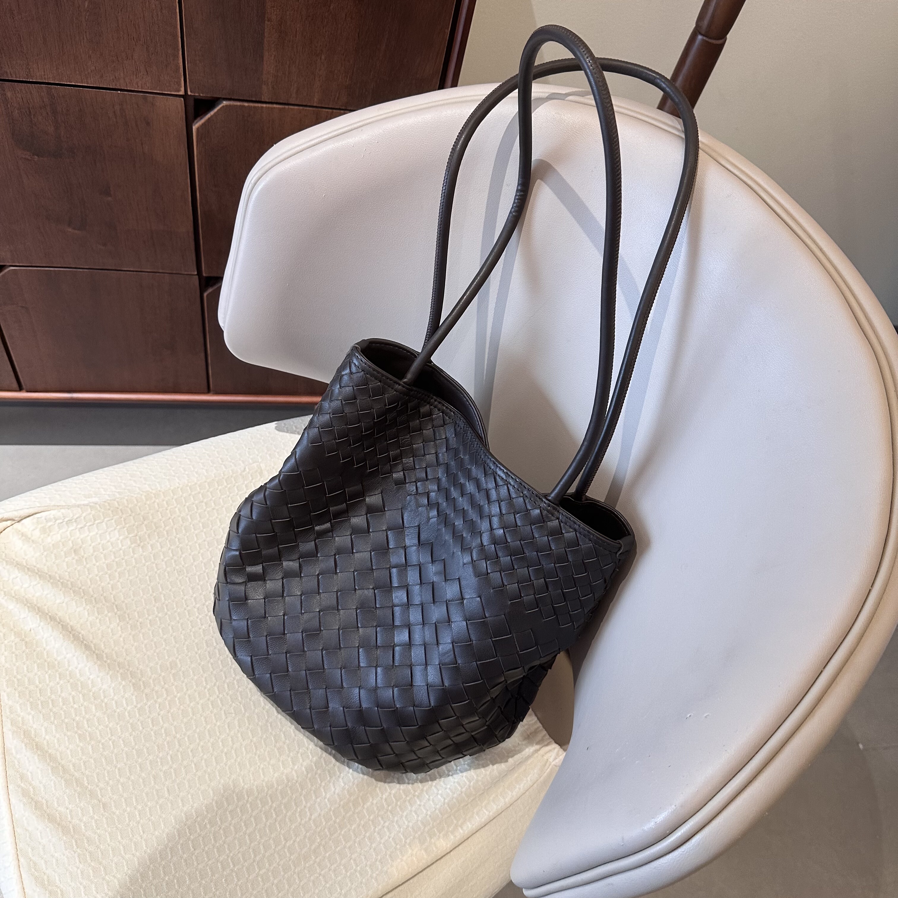 2025新款小众设计羊皮编织女包洋气软软大容量单肩包水桶包极简风