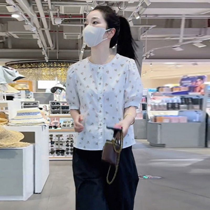 新款甜美少女感小蝴蝶碎花短袖衬衫女装夏款时髦收腰优雅知性上衣