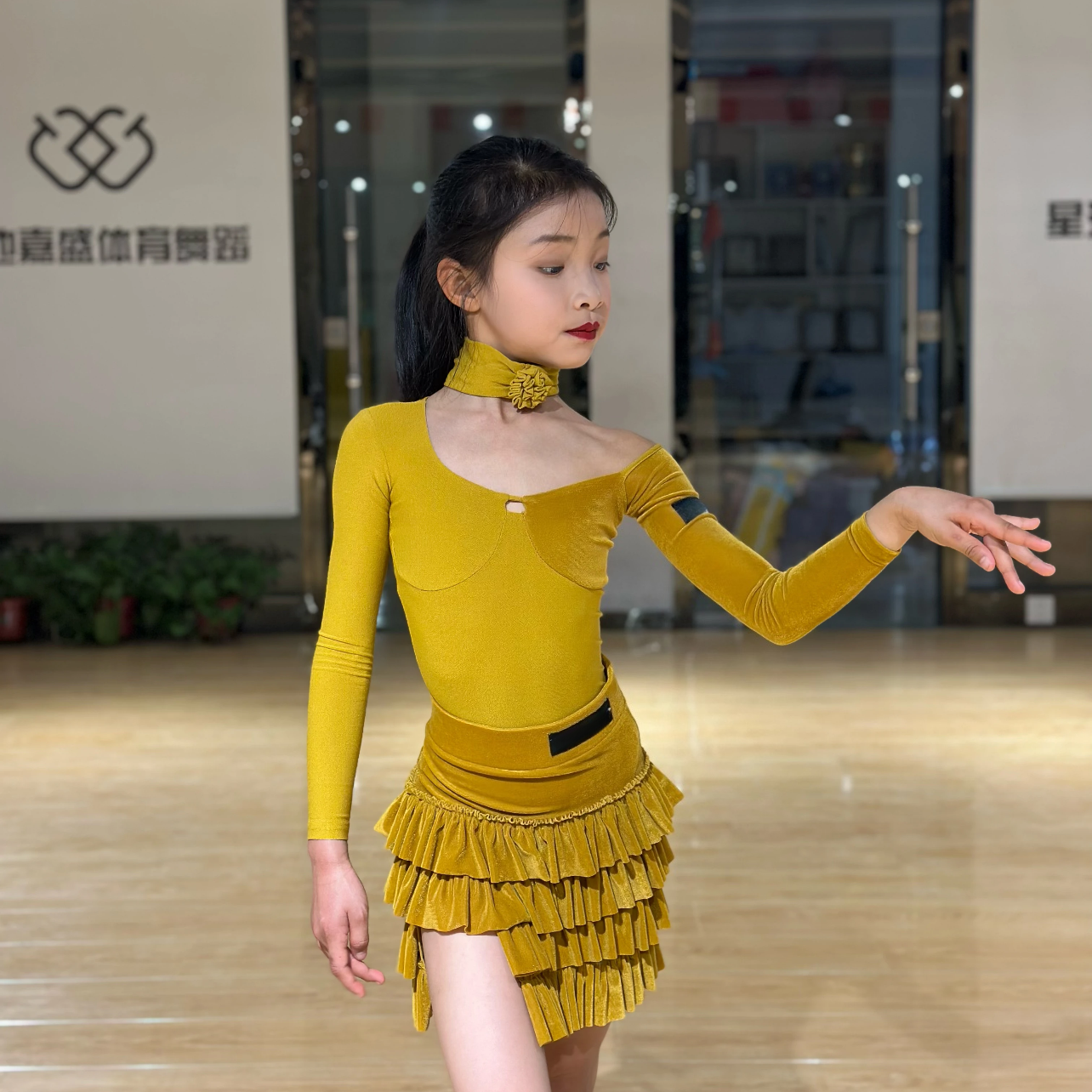 女童拉丁丝绒长袖花朵露肩蛋糕裙