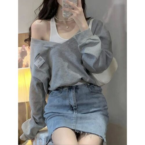 V领纯色假两件挂脖上衣 Solid color fake two neck hanging tops