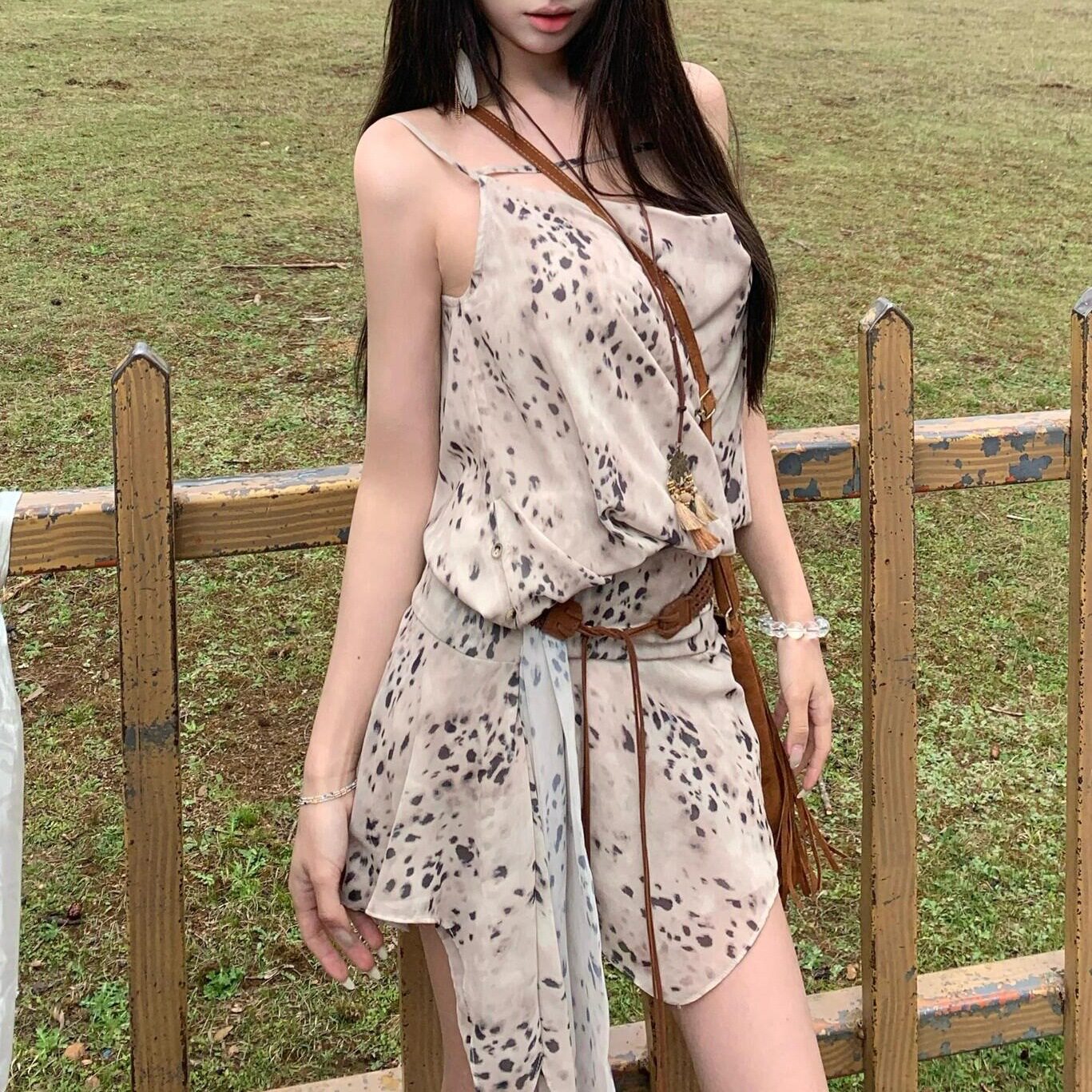 川西草原旅游穿搭高级感酷飒风荡领豹纹连衣裙设计感小众吊带短裙