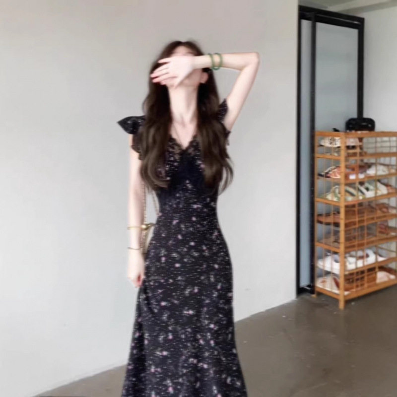 法式小飞袖黑色碎花吊带连衣裙子女夏季2026新款潮流蕾丝气质长裙