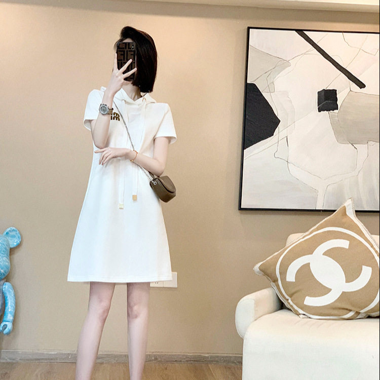高级感气质休闲连衣裙女2026夏季新款连帽宽松显瘦卫衣白色连衣裙