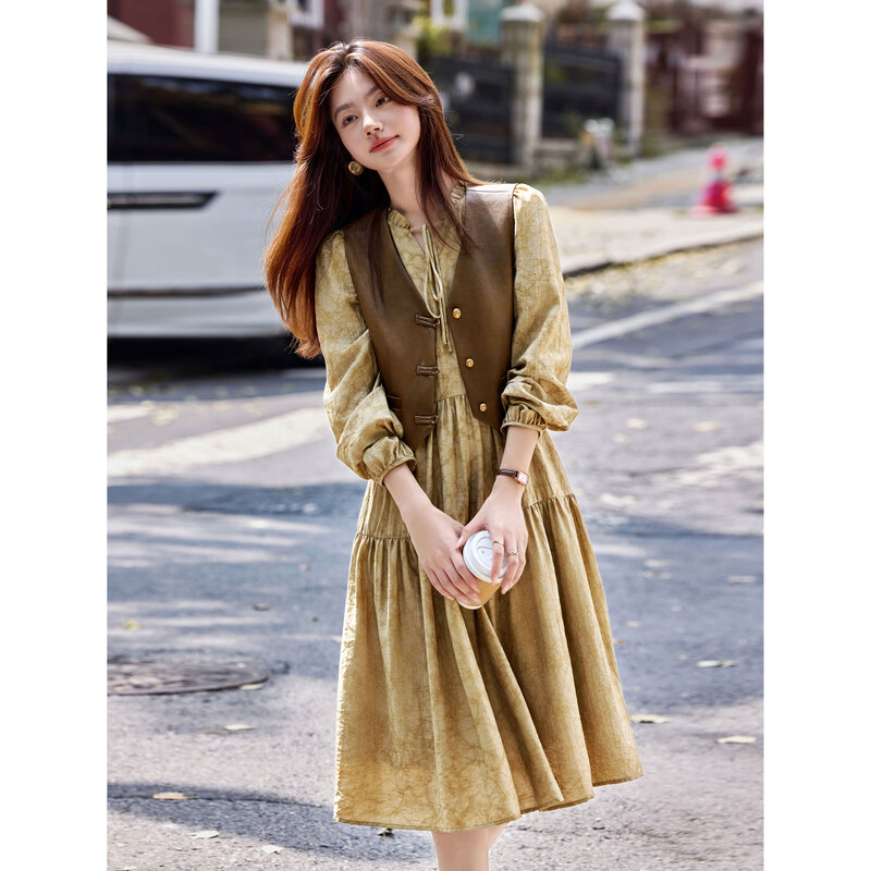 苏醒的乐园2024秋款显瘦法式复古皮衣马甲中长款连衣裙套装